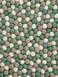 Filzkugel-Teppich, Green 7 Filzkugel-Teppich, Green -Häuser Lieferungen Verkauf Smedby FilzkugelTeppich Gruen Green 200rund lup