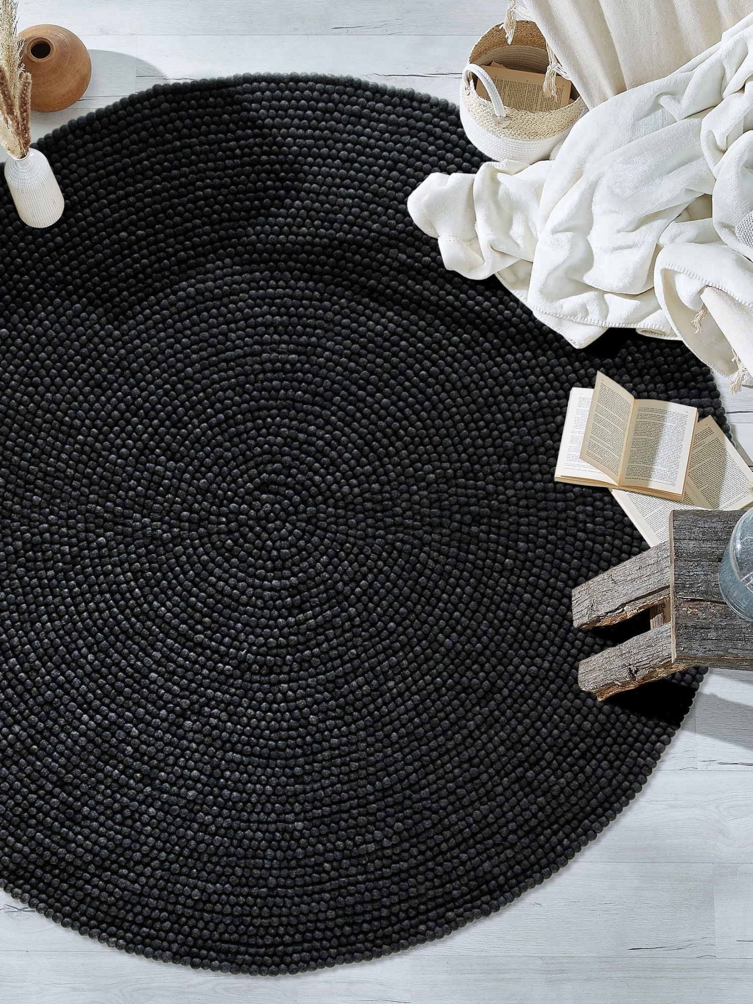 Filzkugel-Teppich, Black 1 Filzkugel-Teppich, Black