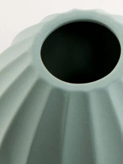 Vase, Peacock Green -Häuser Lieferungen Verkauf Vercelli Vase Gruen PeacockGreen 13x13x102C5 lup1